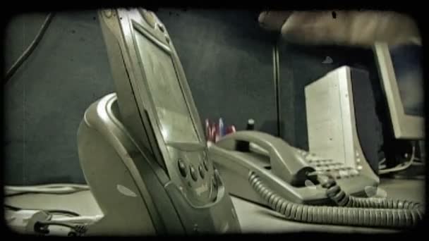 Tiro Perto Dispositivo Comunicação Sentado Uma Mesa Cubículo Perto Telefone — Vídeo de Stock