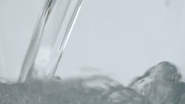 Extrem Närbild Vatten Fylla Upp Ett Tomt Glasbehållare — Stockvideo