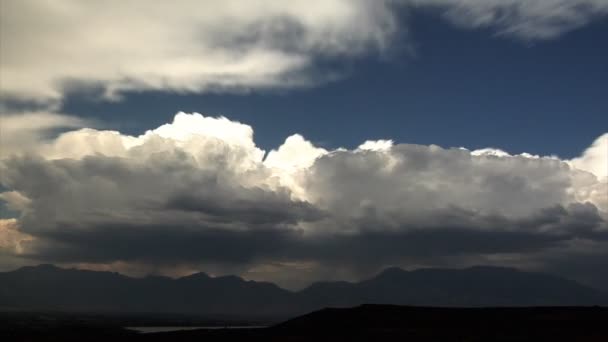 Замедленная Съемка Облачного Ландшафта Над Горами Юты — стоковое видео