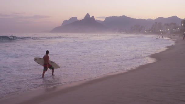 Rio Brezilya Çekilen Arka Planda Dağlar Şehir Ile Kumlu Plaj — Stok video