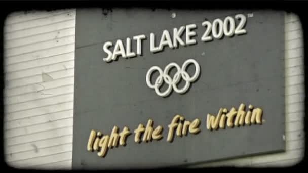 回来从盐湖 2002年奥林匹克标志体育场和奥林匹克雕像在盐湖城 犹他州的盐湖城 犹他州 2002年 复古风格化视频剪辑 — 图库视频影像