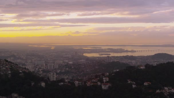 Uma Panela Mais Rápida Sobre Belo Pôr Sol Amarelo Rosa — Vídeo de Stock