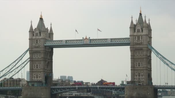 Skott Stå Hög Överbryggar Över Floden Themsen London — Stockvideo