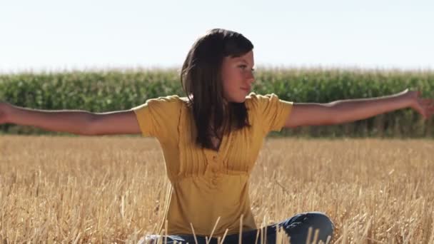 Gadis Yang Duduk Ladang Gandum Berpegangan Tangan Langit Dan Menghirup — Stok Video