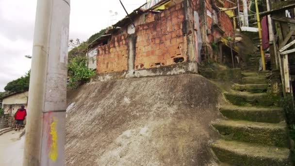 Slow Motion Schot Van Shanties Een Wandelende Man Een Favela — Stockvideo