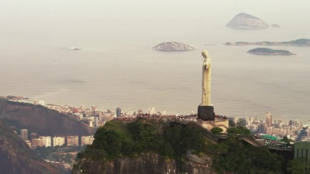 有名なコルコバードのキリスト像 ジャネイロ地域を近隣のリオ ジャネイロ ブラジル 2013 美しい空中ショット シュガーローフとコルコバードの山は ショットに表示されます 日中に撮影 空がかすんでいます — ストック動画