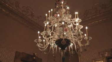 Eğimli ve avize ve tavan süslü odasında yatak Bologna, İtalya için pan.