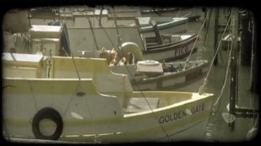 Renkli balıkçı tekneleri, yakın çekim dizilmiş ve San Fransisco, California dokta bağlı. Vintage stilize video klip.