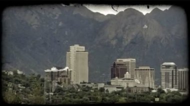Pan Salt Lake City manzarası, önemli şehir bina eteklerinde ve Rocky Dağları, yan, arka plan ve ön planda rüzgarda üfleme yeşil ağaçlar yükselen Olimpos Dağı ile Lds tapınağın da dahil olmak üzere ayrıntılı.