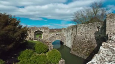 Leeds Castle bir kısmının hızlandırılmış. İnsanlar kapıyı girin ve düzenli olarak köprüyü bulutlar tarafından ek yükü yarış.