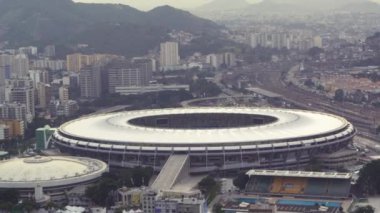 Rio De Janeiro - Haziran 2013 yaklaşık: atış Maracana futbol Arena kamera uzak hareket ederken izleme. Rio de Janeiro, Brezilya filme.