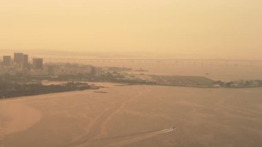 İki ikonik Cristo Redentor anıt vurgulama görünümünü dakika. Dağ Rio'da bay gelen açıklıklı tüm ön ve arka plan döner