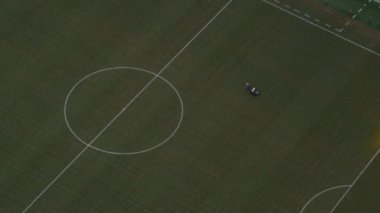 Rio De Janeiro - Haziran 2013 yaklaşık: Görüntülerini renkli stadyum koltukları ve Rio de Janeiro'nun Maracana Futbol Stadyumu futbol sahası. Bir helikopterden filme.