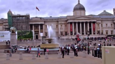 Londra, İngiltere - 11 Ekim 2011: Londra İngiltere'de ön planda bir ağaç ile Trafalgar Meydanı'nda Ulusal Galeri binasının Panning görünümü.
