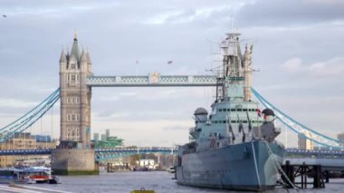 Sabit görünüm, Tower bridge, Londra, İngiltere altında büyük gemi geçer.