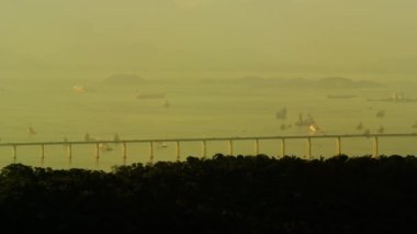 Puslu bir günde Guanabara Körfezi'nin görüntülerini siler. Uzakta, arabalar Ponte Presidente Costa e Silva veya Rio-Niteroi Köprüsü üzerinden sürücü. Rio de Janeiro, Brezilya'da çekildi.