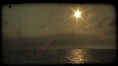 Parlak Kaliforniya güneşi Pasifik Okyanusu üzerinde batıyor, altın güneş su yansıtan, martı Güney Kaliforniya kıyılarında mesafe tarafından uçarken. Vintage stilize video klip.