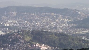 Gündüz görüntüler hills ve evleri ve Maracana Stadyumu kaydırma. Rio de Janeiro, Brezilya filme