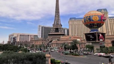Bellagio Hotel'de bir güvertealınan Las Vegas'ta işlek bir caddenin kaydırma zaman atlamalı atış.