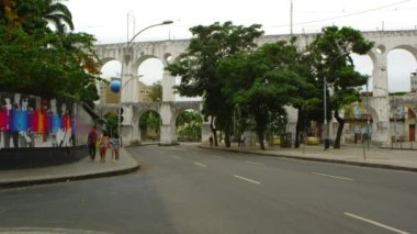Rio De Janeiro, Brezilya - 23 Haziran 2013: Street, Rio de Janeiro 23 Haziran 2013 tarihinde zaman atlamalı. Birçok kişi ve arabalar bu meşgul sokakta görülebilir.