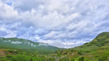 Hızlandırılmış statik bir kadeh Utah küçük bir kanyon. Hızlı hareketli bulutlar üzerinde küçük Kanyon hareketli görülür.