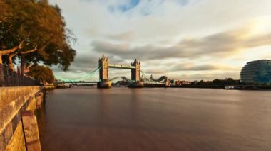 Londra - Ekim 2011: Londra'daki Tower Bridge açılışının hızlandırılmış. Hareketler bulanık ve tekneler nehirde aşağı yukarı giderken görülüyor..