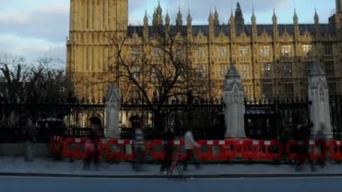 Londra, İngiltere - Ekim 2011: Geniş timelapse pan Londra'da Saat Kulesi