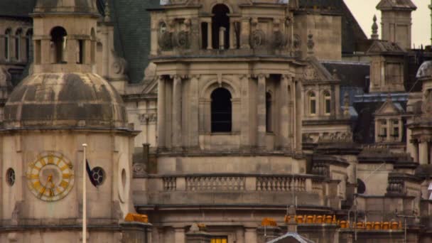 セントジェームズパークから撮影されたロンドンの尖塔の静止したクローズアップビュー 時計と手を振る旗も見える — ストック動画