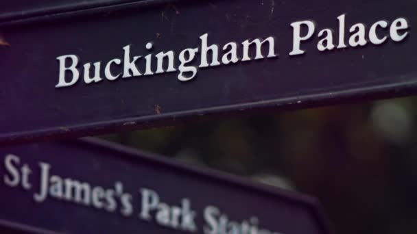 Primer Plano Del Signo Del Palacio Buckingham — Vídeos de Stock