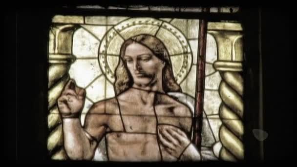 イタリアの大聖堂のステンド グラスの窓のショット ビンテージの様式化されたビデオ クリップ — ストック動画