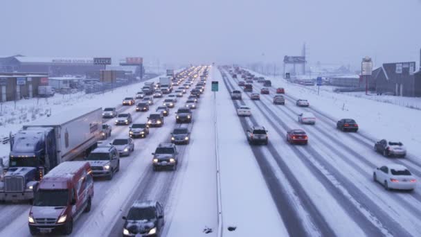 Clip Van Voertuigen Die Rijden Een Sneeuwstorm — Stockvideo