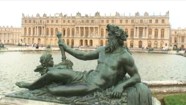 Een Schot Van Een Standbeeld Versailles Als Mensen Lopen Aan — Stockvideo