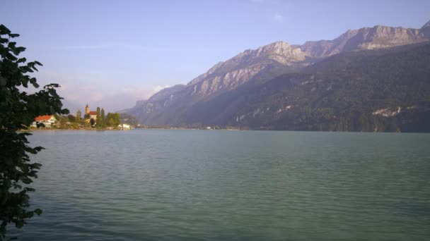 瑞士的湖 湖的另一边的山峦和另一方面的房子的全景 在瑞士拍摄 — 图库视频影像