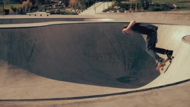 Skott Skateboardåkare Carving Skål Skate Park Kameran Följer Honom Tills — Stockvideo