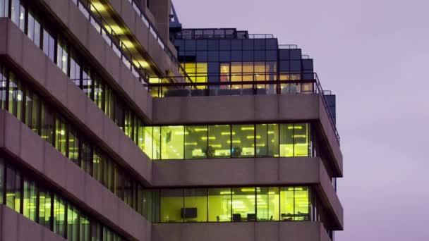 Sebuah Close Stasioner Bangunan Kantor Dekat Sungai Thames London Hanya — Stok Video