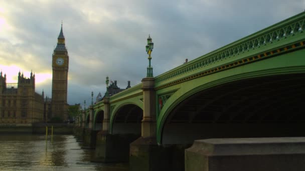 从右侧的威斯敏斯特大桥开始 摄像机在威斯敏斯特宫和大本钟的全景上滑行 泰晤士河在前景 — 图库视频影像