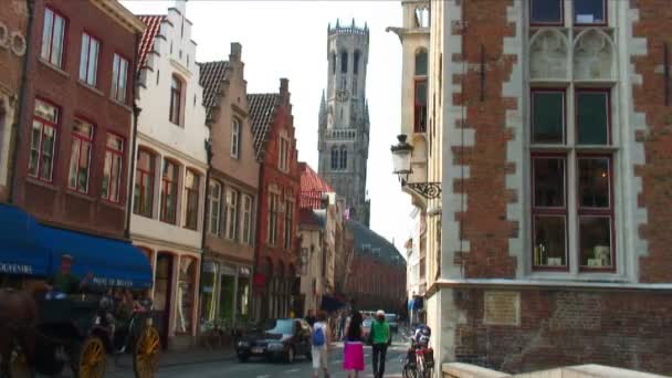 ベルギーでの建物の上を見てブルージュの鐘楼ビュー この中世の鐘楼は マーケット広場 マルクト — ストック動画