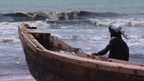 Africa Kenya Circa August 2010 Medium Shot Man Boat Shore — Stock Video