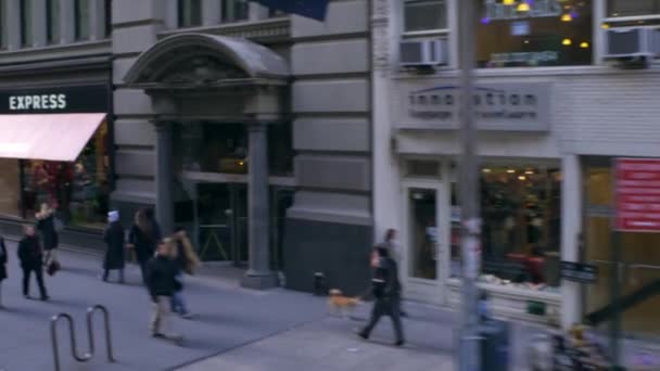 Dolly Disparó Peatones Ambulantes Negocios Ciudad Nueva York Vista Desde — Vídeos de Stock