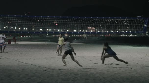 Rio Janeiro Brezilya Haziran 2013 Copacabanaplajı Gece Kumsalda Voleybol Oyuncular — Stok video