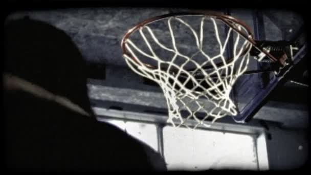 アフリカ系アメリカ人のバスケットボール選手のミディアムクローズアップショットは スローモーションでボールをダンクスラム ヴィンテージ様式化ビデオクリップ — ストック動画