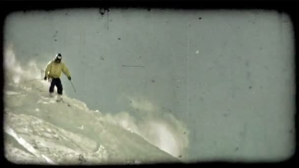 Esquiador Experto Vestido Con Esquís Equipo Profesional Montaña Vintage Clip — Vídeos de Stock