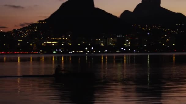 Pan Shoreline Rio Jeneiro Sunset Person Rows Foreground Silhouetted Lights — Stock Video