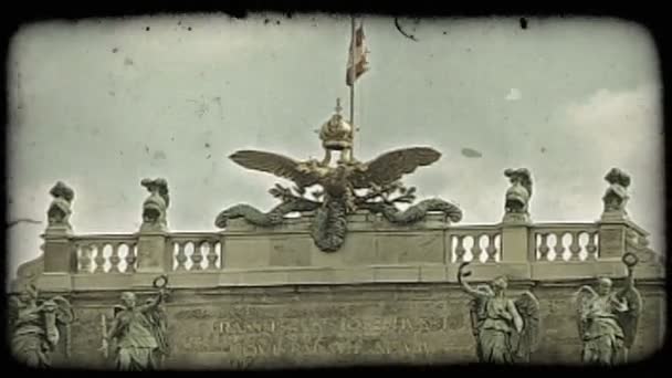 Disparo Una Estatua Sobre Edificio Viena Vintage Clip Vídeo Estilizado — Vídeos de Stock