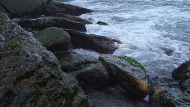 Suivi Mouvement Lent Des Vagues Lourdes Écrasant Sur Des Rochers — Video