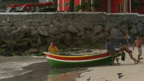 在里约热内卢 2013 拍摄的男子推着一艘船入水在里约热内卢 — 图库视频影像