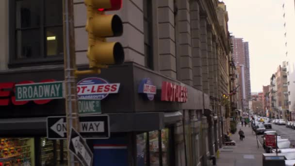 Panning Dolly Shot Negocios Broadway Ciudad Nueva York Las Tiendas — Vídeo de stock
