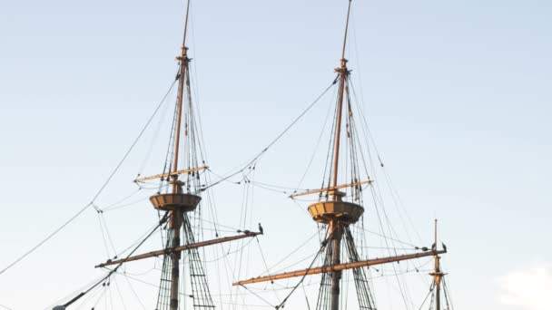 Tembakan Tengah Lebar Dari Tiang Mayflower — Stok Video