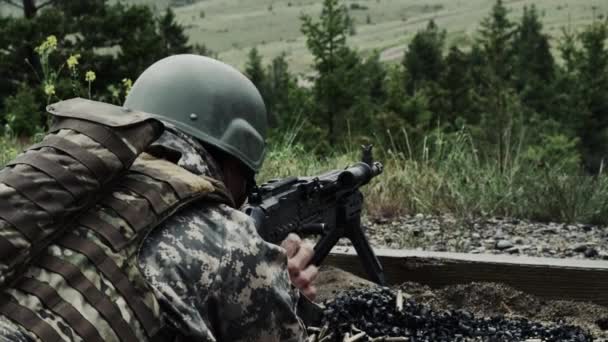 Pohled Přes Rameno Vojáka Kulomety Opasek Vytáhne Páku Střelnou Zbraň — Stock video