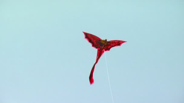 Μεγάλη Shot Από Κόκκινο Χαρταετός Ψηλά Στον Αέρα Στο Μπαλί — Αρχείο Βίντεο